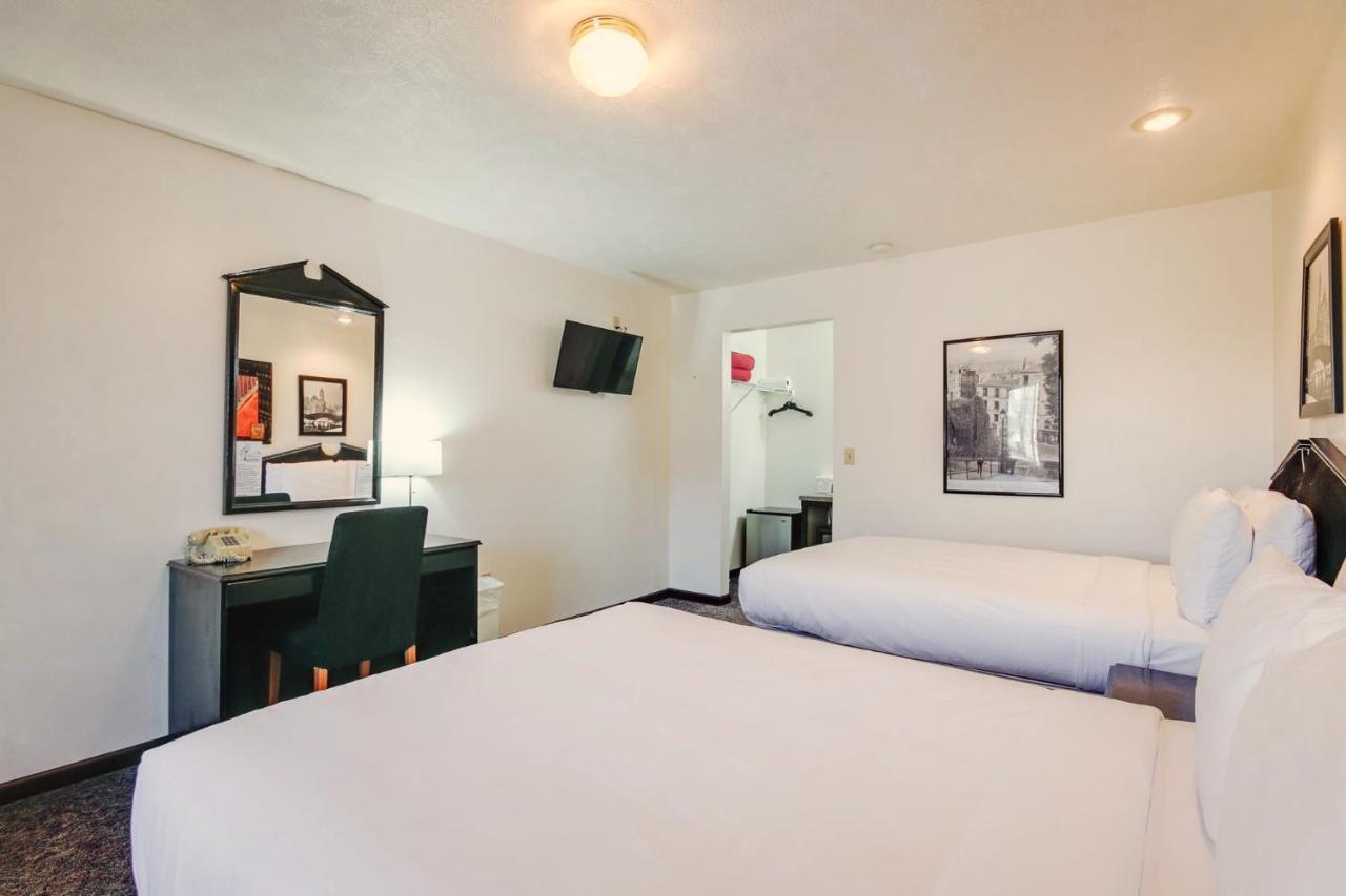Wamego Simmer Motel מראה חיצוני תמונה