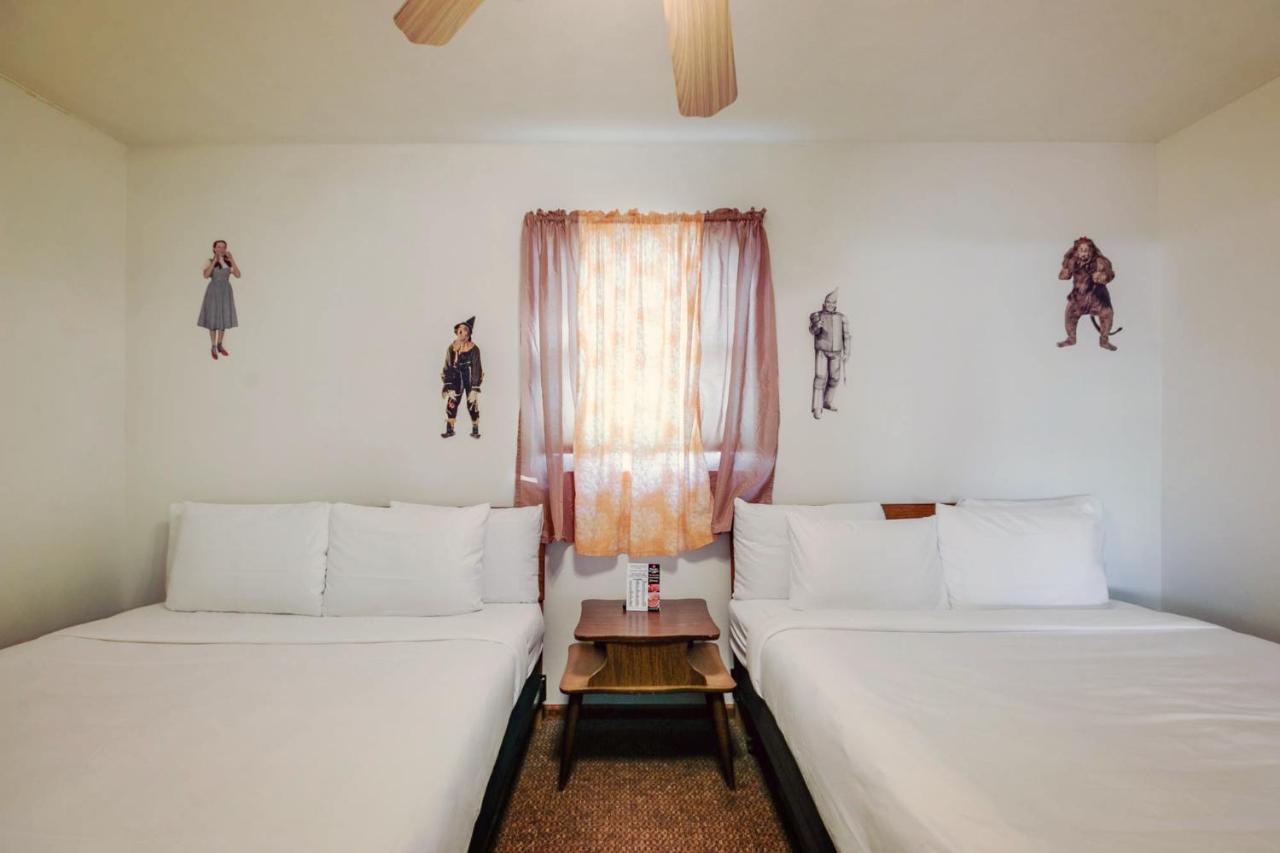 Wamego Simmer Motel מראה חיצוני תמונה
