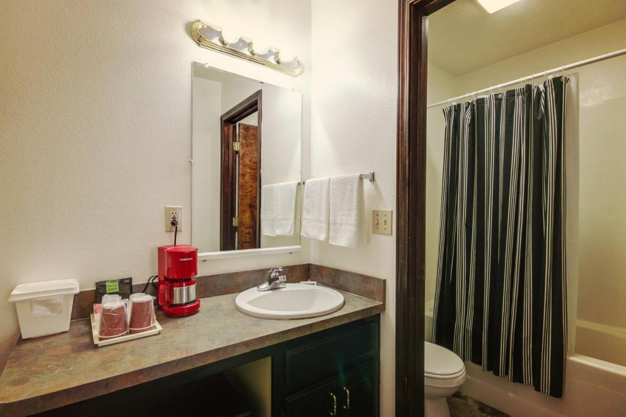 Wamego Simmer Motel מראה חיצוני תמונה