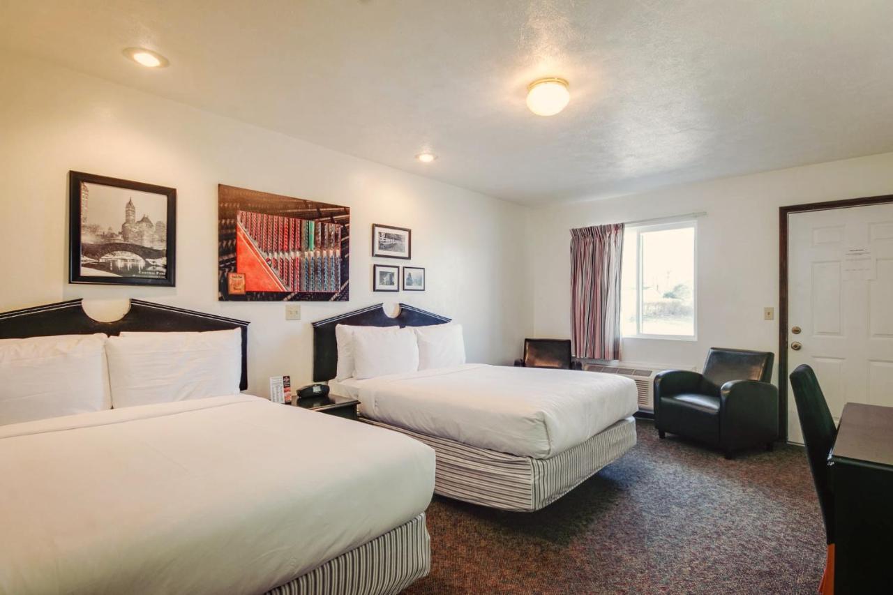 Wamego Simmer Motel מראה חיצוני תמונה