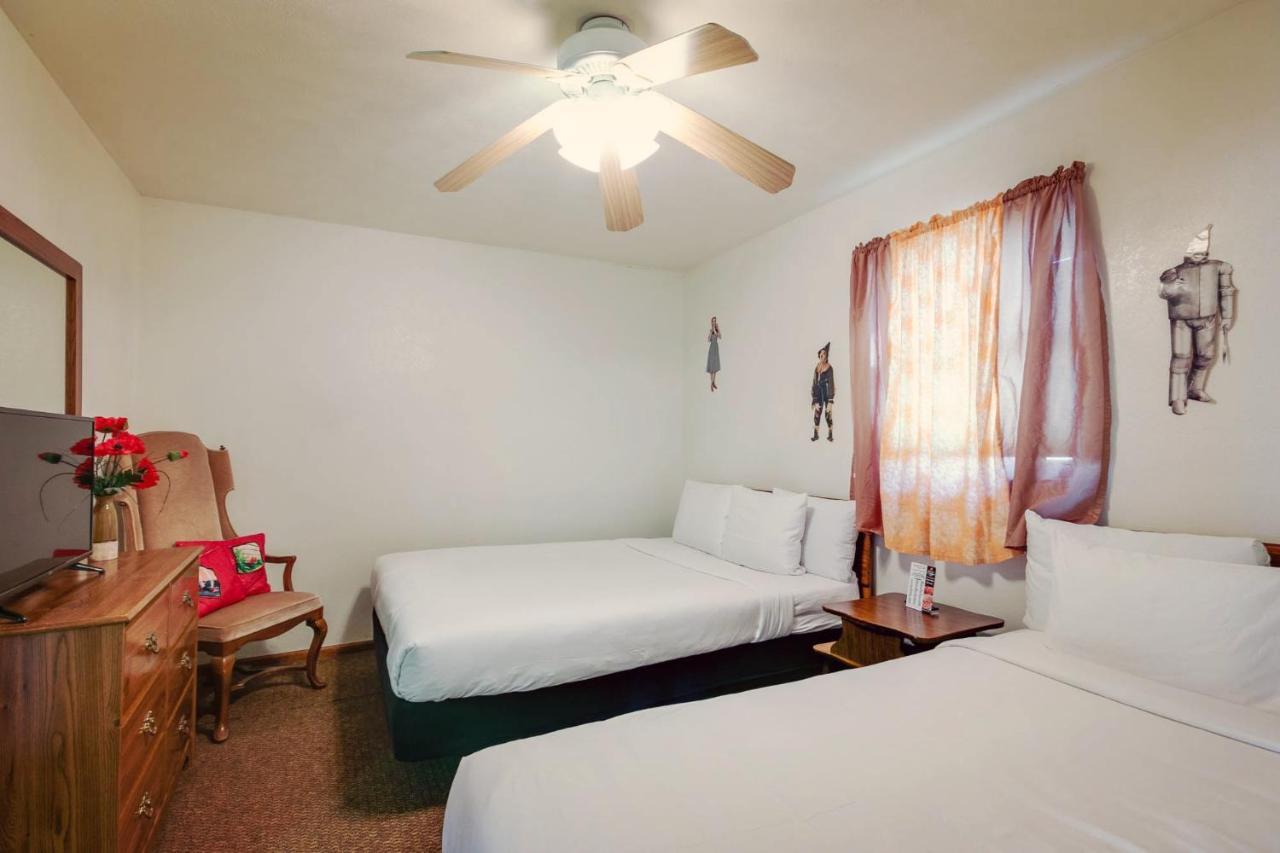 Wamego Simmer Motel מראה חיצוני תמונה